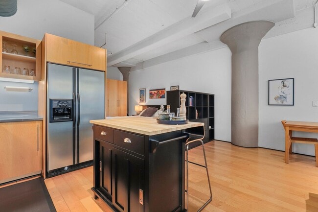 Building Photo - Stunning Pearl Loft with Washer/Dryer in Unit & Secure Parking