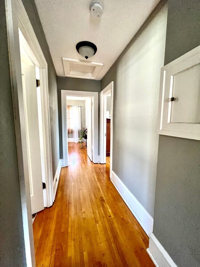 Building Photo - AVAILABLE JUNE - Charming 4 Bed 1.5 Bath Home