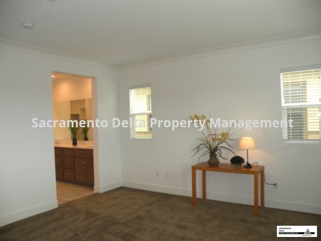 Building Photo - Beautiful New Home in McKinley Village!