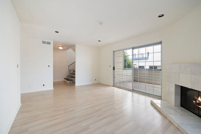 Building Photo - Beautiful 3-bedroom, 2.5-bath tri-level to...