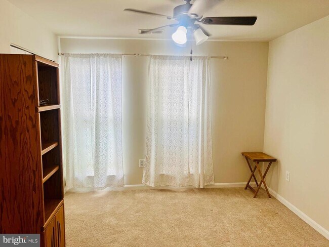 Building Photo - 1049 Gardenview Loop