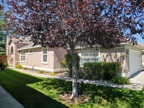 Building Photo - 2 bedroom 2 bath home, 2 car garage, in So...