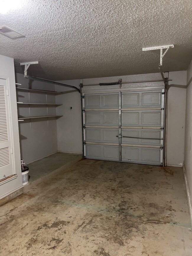 Building Photo - 302 E 17th St