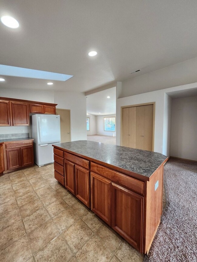 Building Photo - Spacious 3 bedroom/2 bath on Cul-de-Sac, 3...