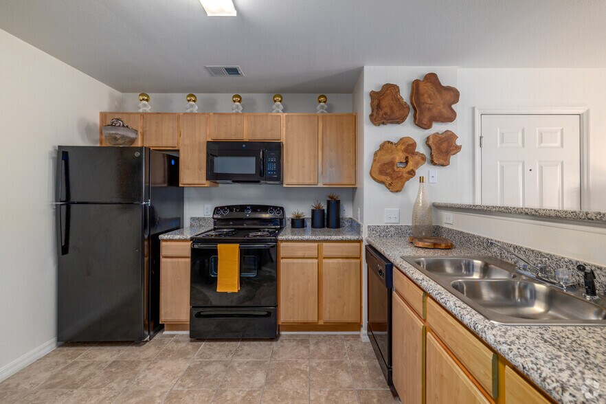 2BR, 2BA - 1,035SF - Kitchen - Bromley Village