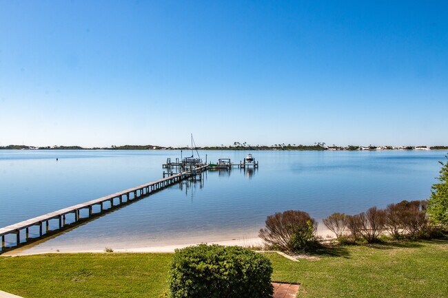 Building Photo - 3/2 1200 SF condo on the Intercoastal West...