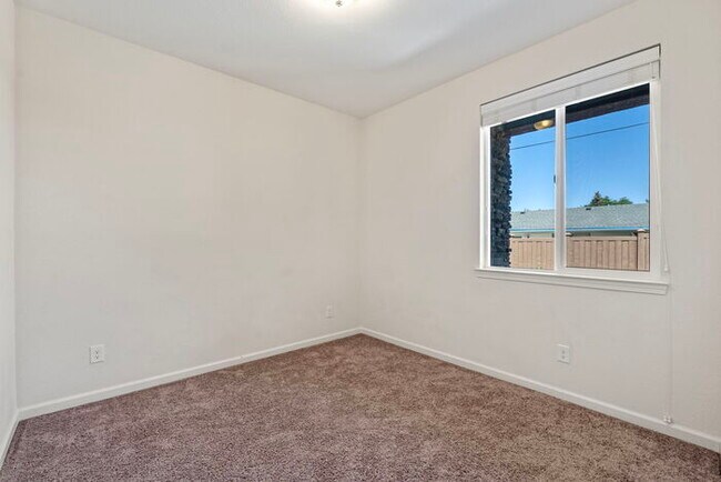 Building Photo - Welcome to this beautiful Carson City townhome available for rent