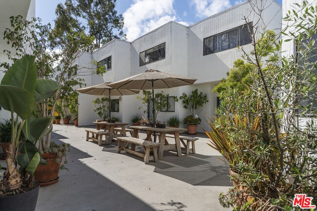 Building Photo - 2500 Abbot Kinney Blvd