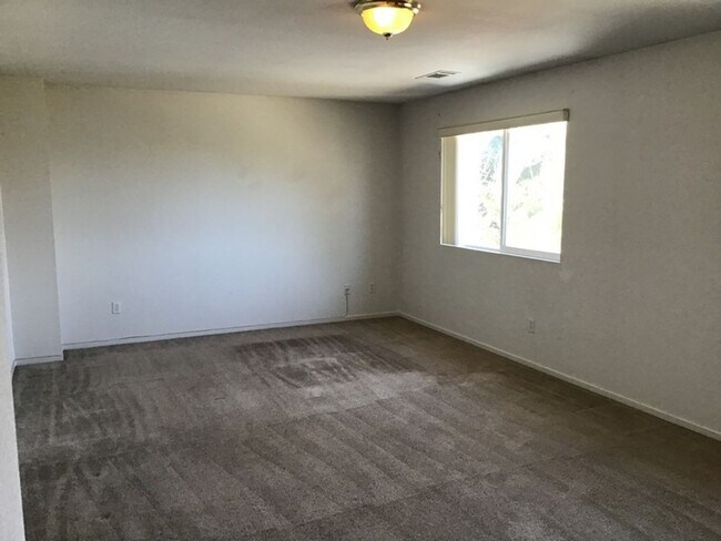 Building Photo - 4055 Laurel Park Way