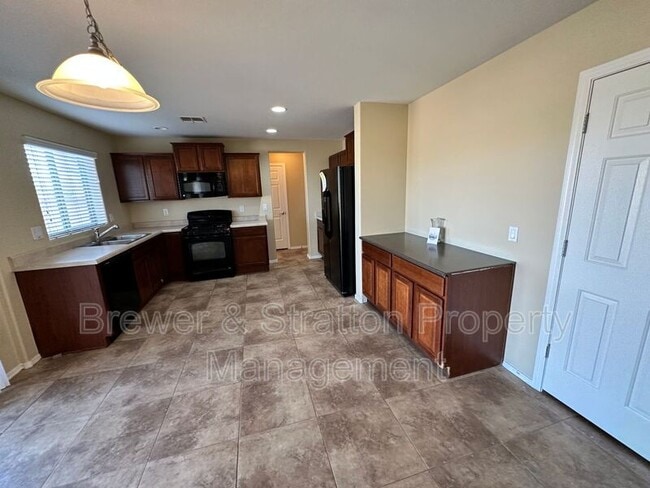 Building Photo - 2677 N Hawthorn Dr