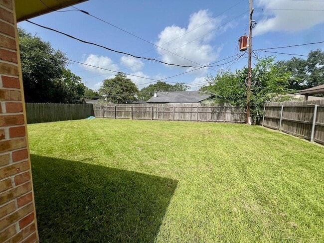 Building Photo - 1650 Shirley Cir