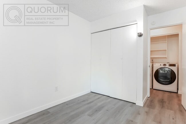 Building Photo - 3 Bed 2 Bathroom Edmonds Condo!