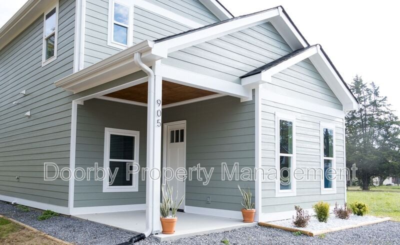 Building Photo - 905 W 39th St