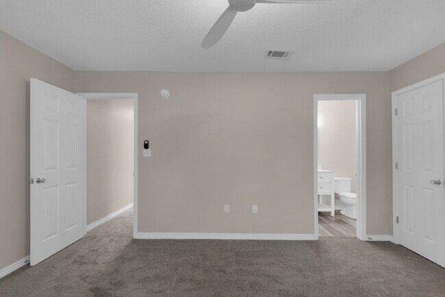 Building Photo - "Charming 2-Bed Townhouse Retreat with 2.5 Baths on Tooke Street!"