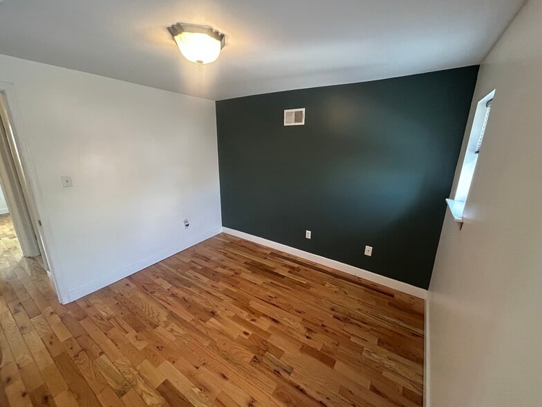 Building Photo - 2027 E Sergeant St