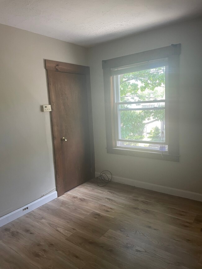 Living Roon - 74 Forest St