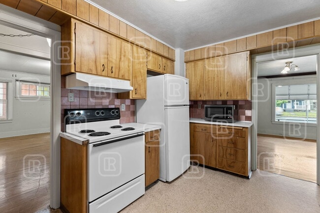 Building Photo - 808 E Mission Ave