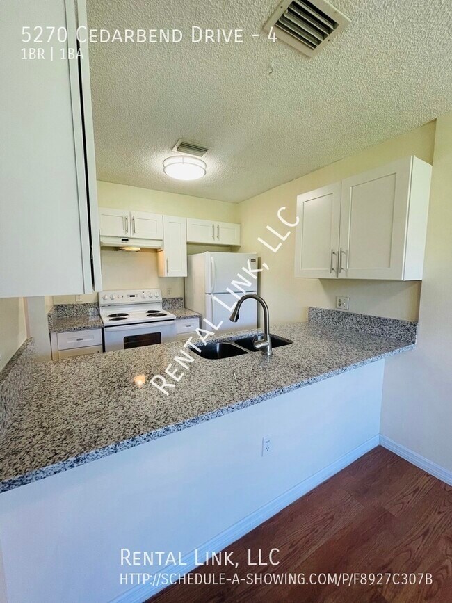 Building Photo - 5270 Cedarbend Dr