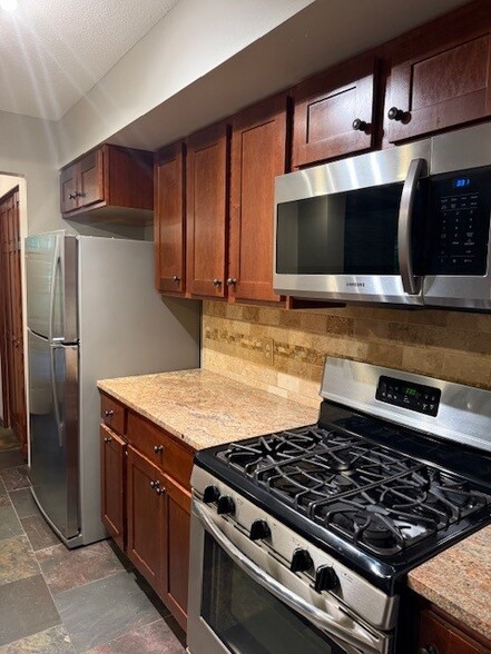 Stainless ktichen - 15931 18th Pl N