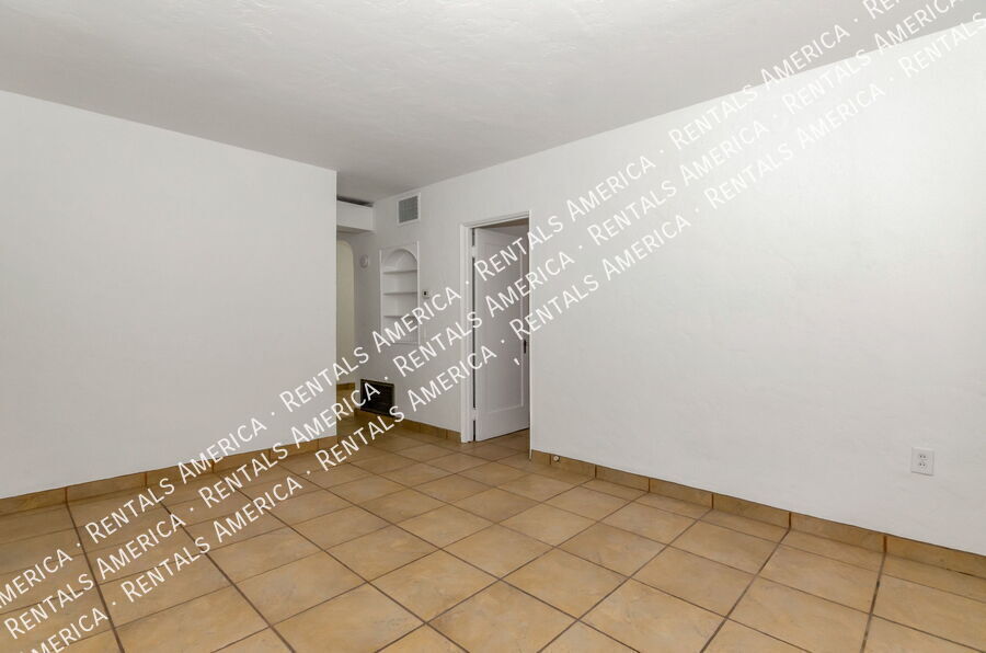 Building Photo - 1119 E Silver St