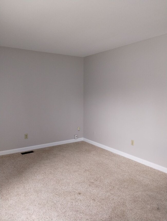 Building Photo - 728-728 Red Deer Ln