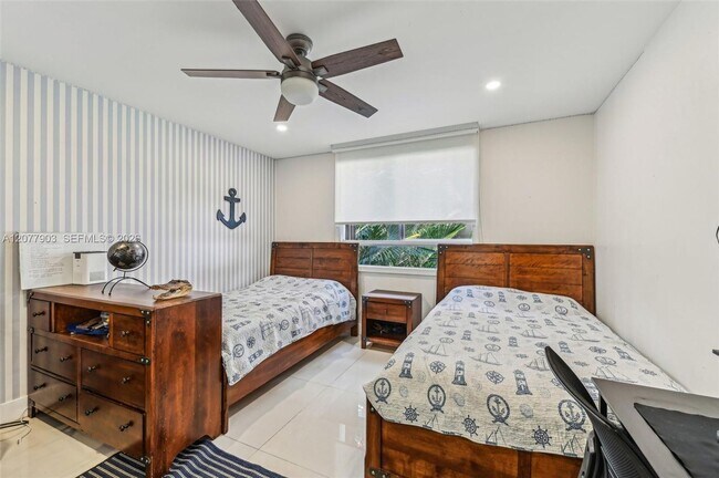 Building Photo - 121 Crandon Blvd