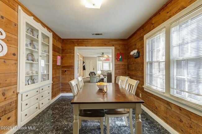 Building Photo - Charming & Unique 4 Bedroom