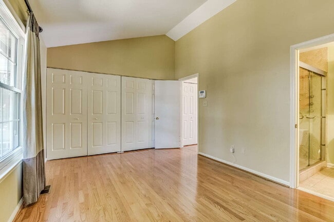 Building Photo - Modern Comfort and Convenience Await