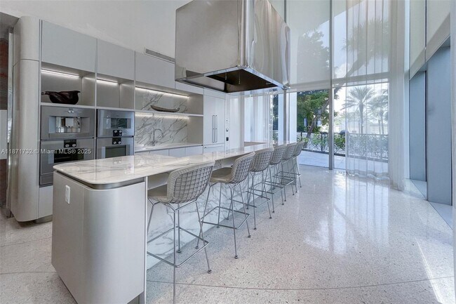 Building Photo - 16901 Collins Ave