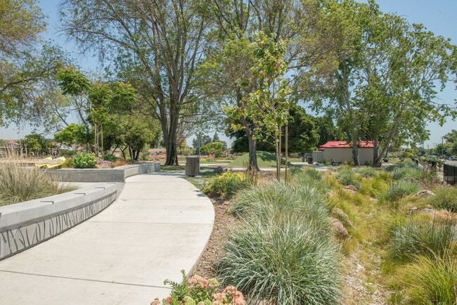 Building Photo - 5Bed/3Ba Home in Quiet Hayward Community w...