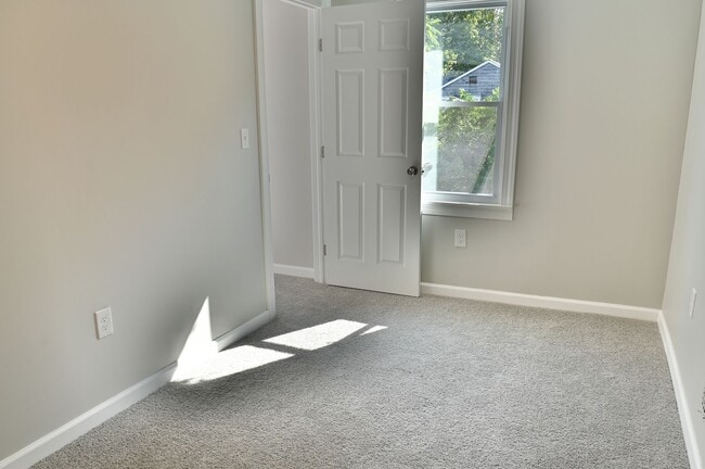 Building Photo - 4 Bedroom on Penn - Section 8 Approved