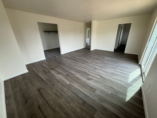 Building Photo - 4 Bedroom 2 Bath - Quiet country Property
