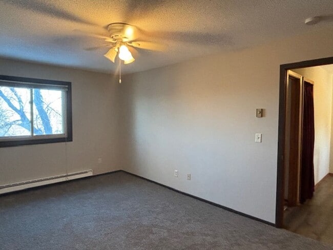Building Photo - Awesome 2 BR/1.5 BA Townhome in St. Paul!