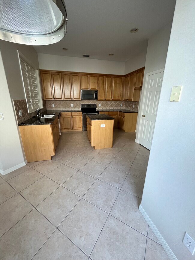 Building Photo - 8760 The Esplanade Ct