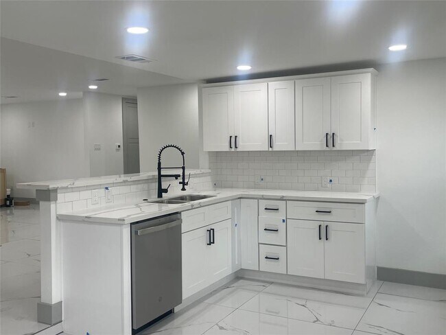 Building Photo - 7005 Kopman Dr