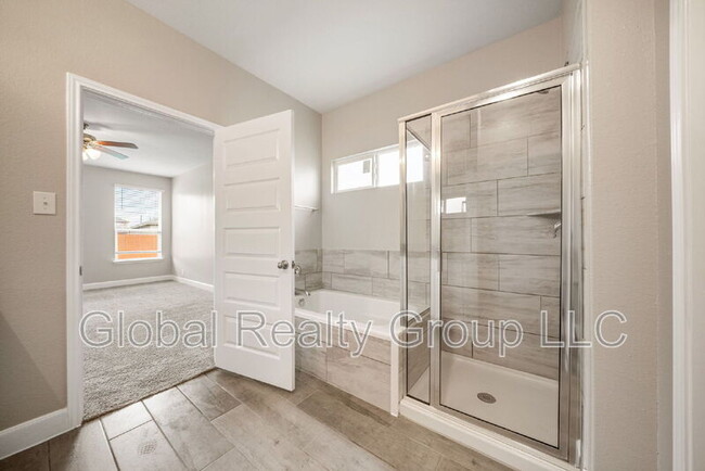 Building Photo - 548 Lilac Shls