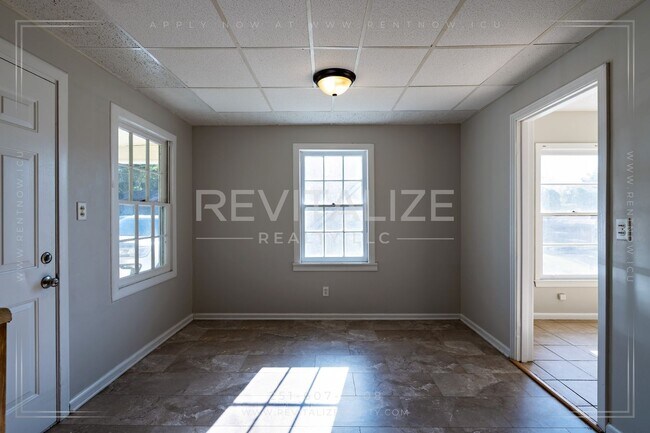 Building Photo - **Reduced Price** Adorable 3 Bedroom/1 Bat...