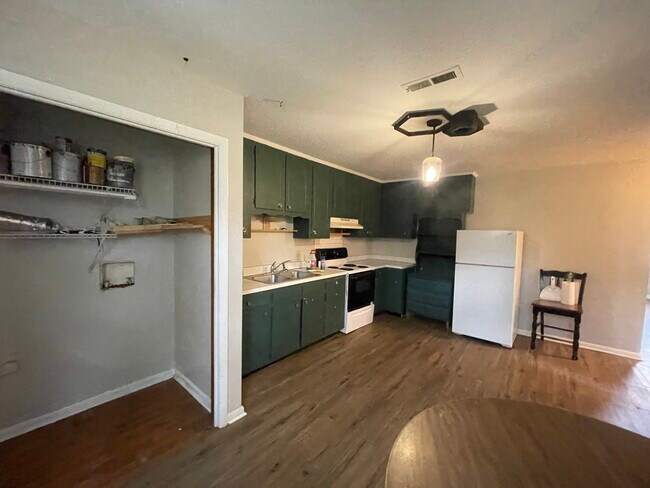 Building Photo - 637 Huntington Ridge Dr