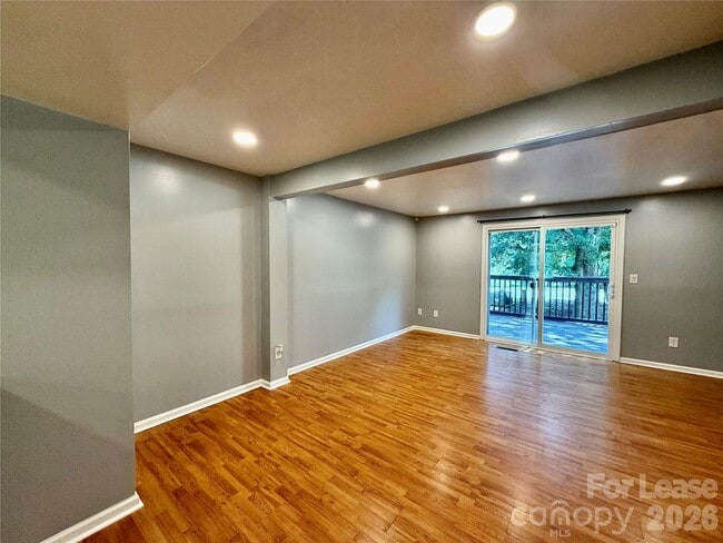 Building Photo - 9604 Vinca Cir