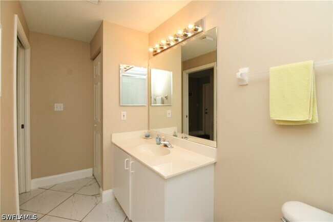 Building Photo - 519 Roma Ct