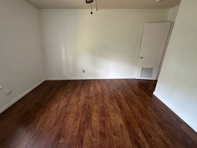 Building Photo - 3830 Country Club Rd