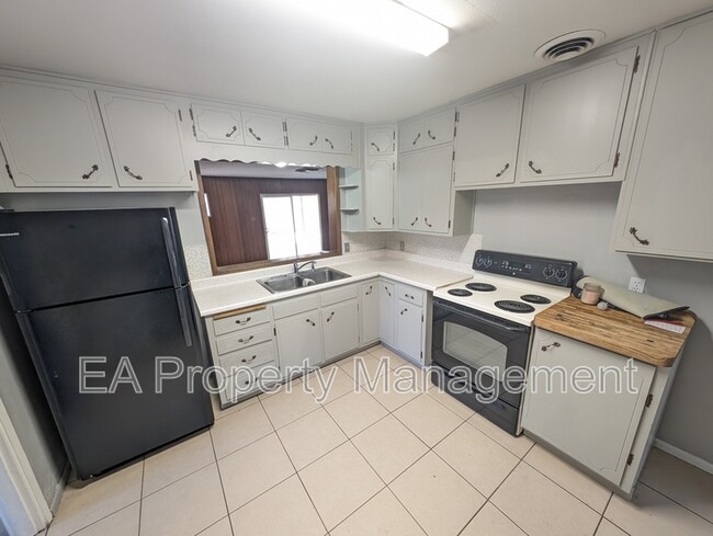 Building Photo - 3204 La Veta Dr