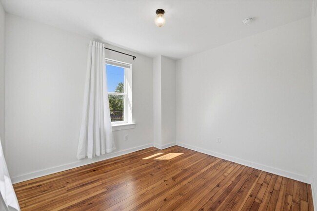 Building Photo - Charming Updated 4B/2.5B Home with Fenced Yard & Parking Included