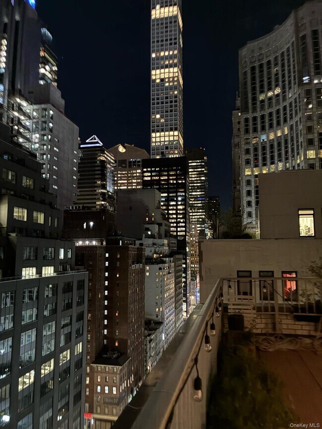 Building Photo - 153 E 57th St