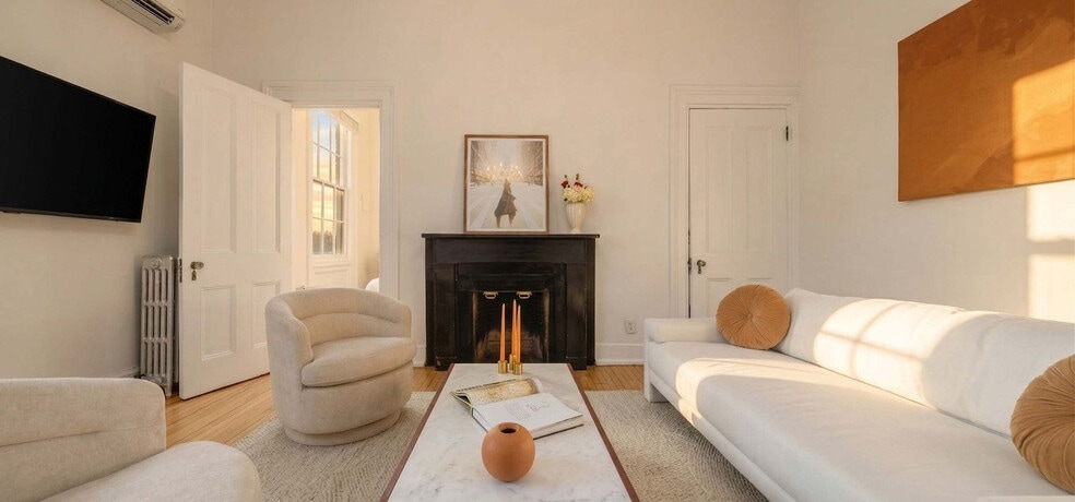 Building Photo - 3 E 9th St