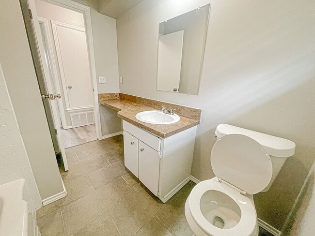 Building Photo - Updated 3/1 Home with Vaulted Ceilings & Large Fenced Backyard