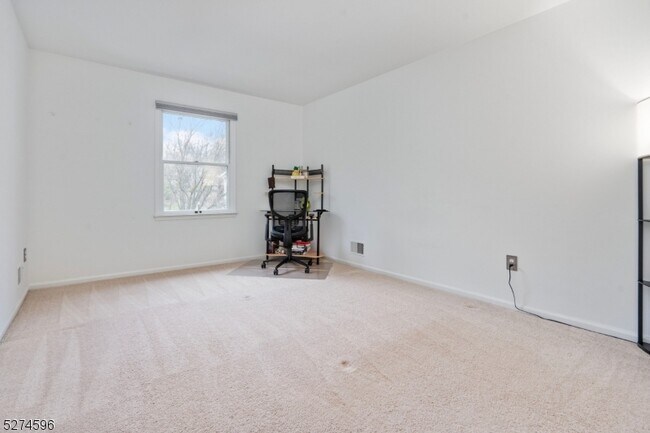 Building Photo - 18 Pond Ridge Dr