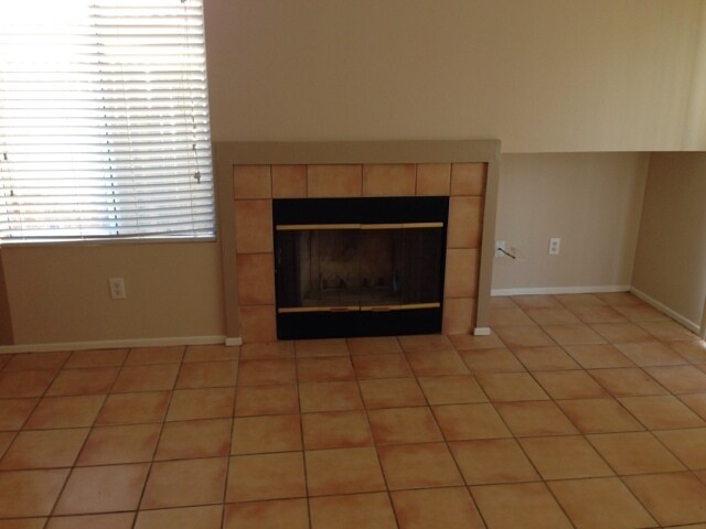 Building Photo - 3 BEDROOM, 2 BATHROOM CLOSE TO SCHOOLS!