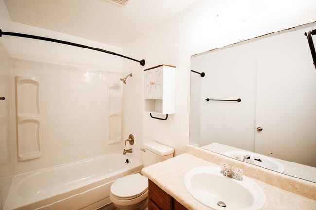 Building Photo - Newly Updated 2 BR Townhouse Apartment in SW Portland!