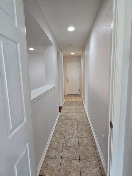 Building Photo - 1124 Hyde Park Dr